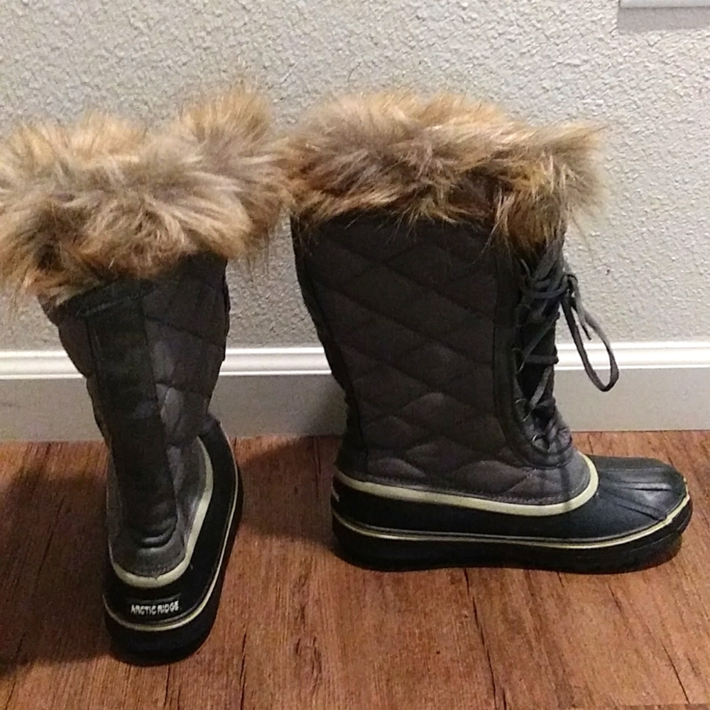 Arctic Ridge 3M Thinsulate size8 womens snow boots,water resistant,grey.